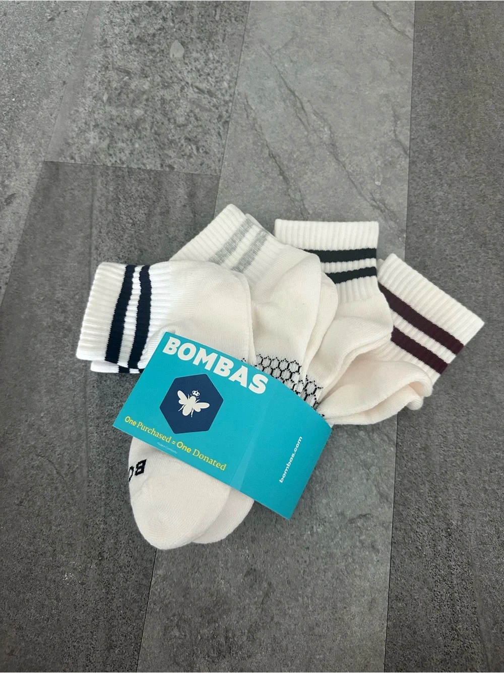 NEW Bombas White Ankle Sock 4-Pack with Varsity Stripe Accents